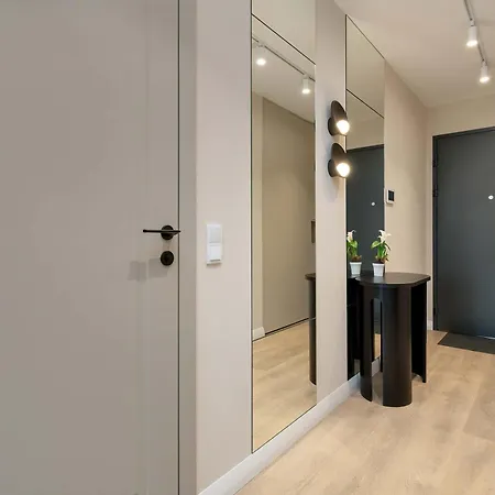Luxury With Parking And Air Conditioning In By Renters Prestige Apartmán